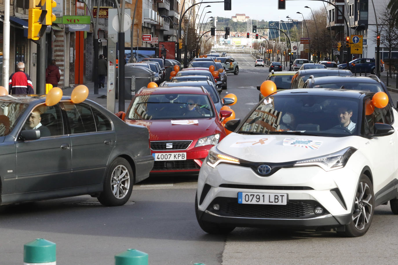 Las manifestaciones de coches recorrieron las calles de Oviedo y Gijón.