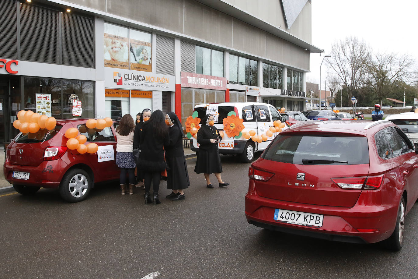 Las manifestaciones de coches recorrieron las calles de Oviedo y Gijón.