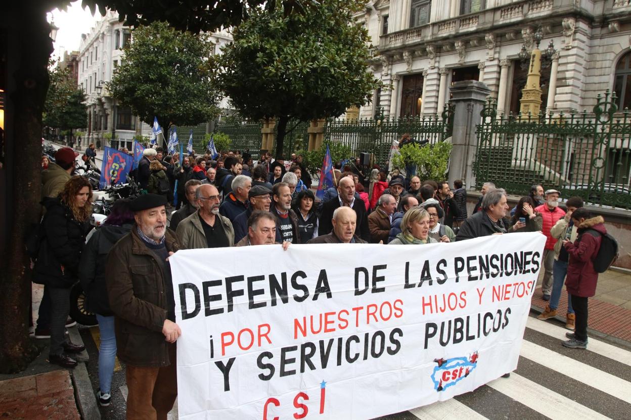 Manifestación en Oviedo en defensa del sistema público de pensiones. 