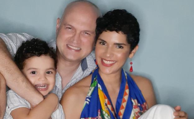 Panamá. Fernando Cuenco Nava, con su mujer y su hijo.