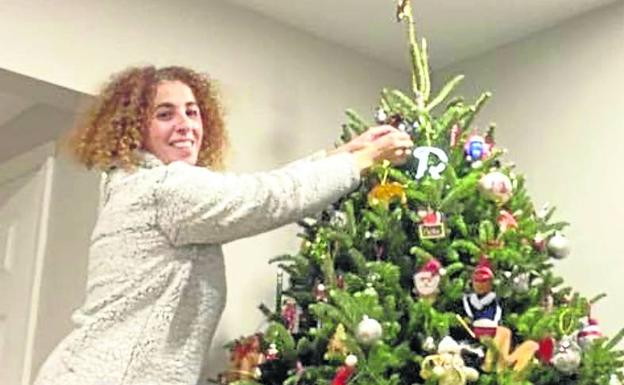 Rebeca Redondo pone el árbol en su casa de Búfalo.