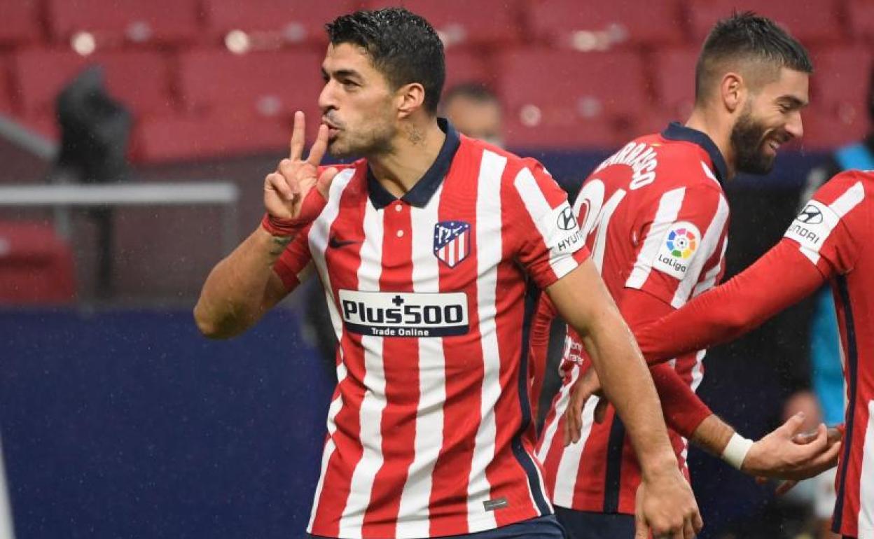 Luis Suárez celebra uno de sus dos goles al Elche.