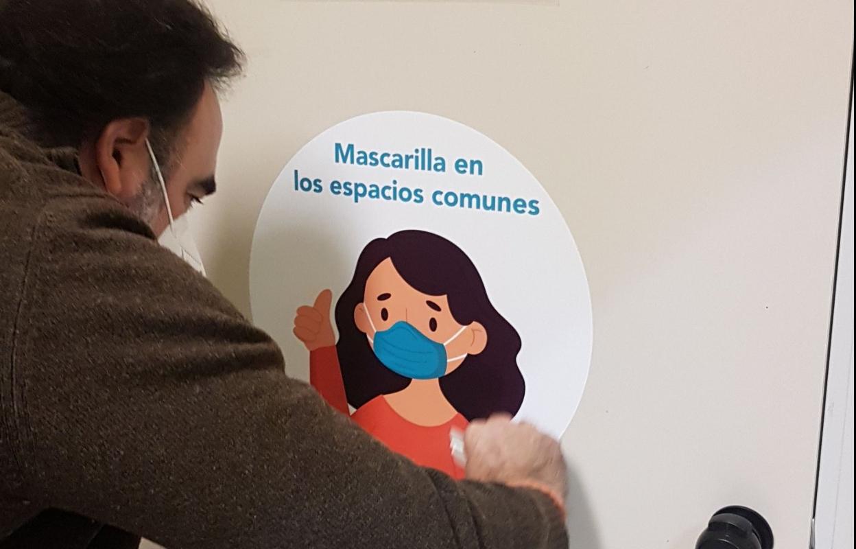Uno de los trabajadores durante el montaje en el colegio. 
