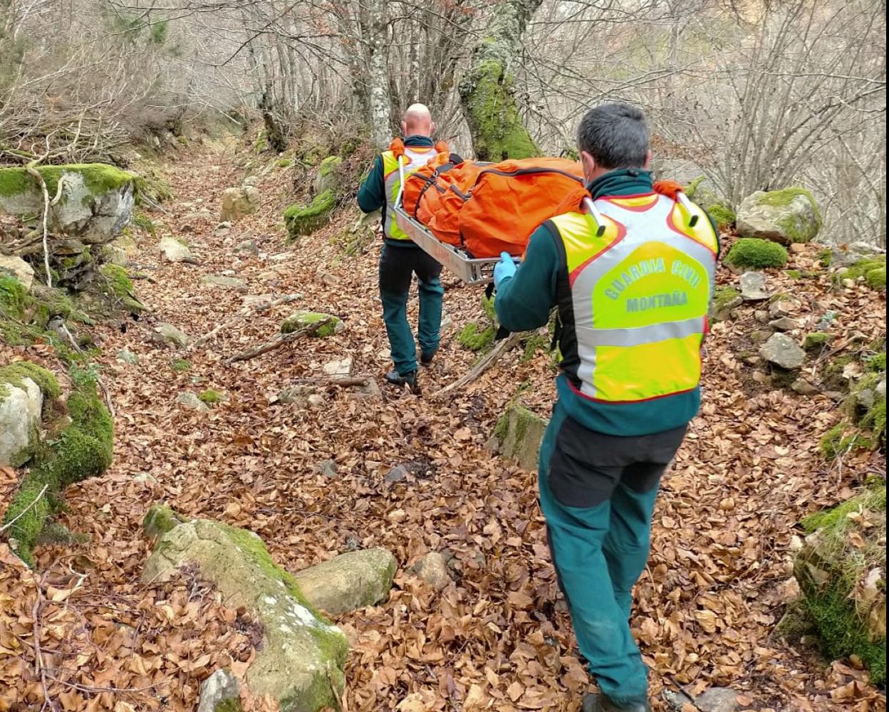 Agentes del Grupo de Rescate Especial e Intervenciones en Montaña (GREIM) trasladan el cuerpo a Perlunes. 