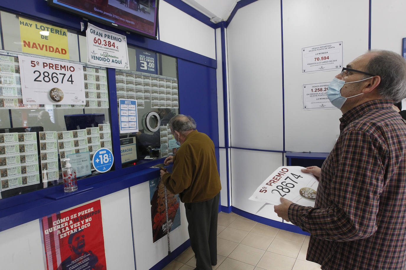 Asturias ha repartido en este Sorteo Extraordinario de la Lotería de Navidad de 2020 un total de 3.362.000 euros. La mayor parte de esta lluvia de millones ha recaído en Villaviciosa, donde 151 décimos del número 75981 (uno de los cuartos premios) han dejado 3.020.000 euros. Por otra parte, 57 boletos de varios quintos premios han repartido 342.000 euros en varios puntos de la región. 