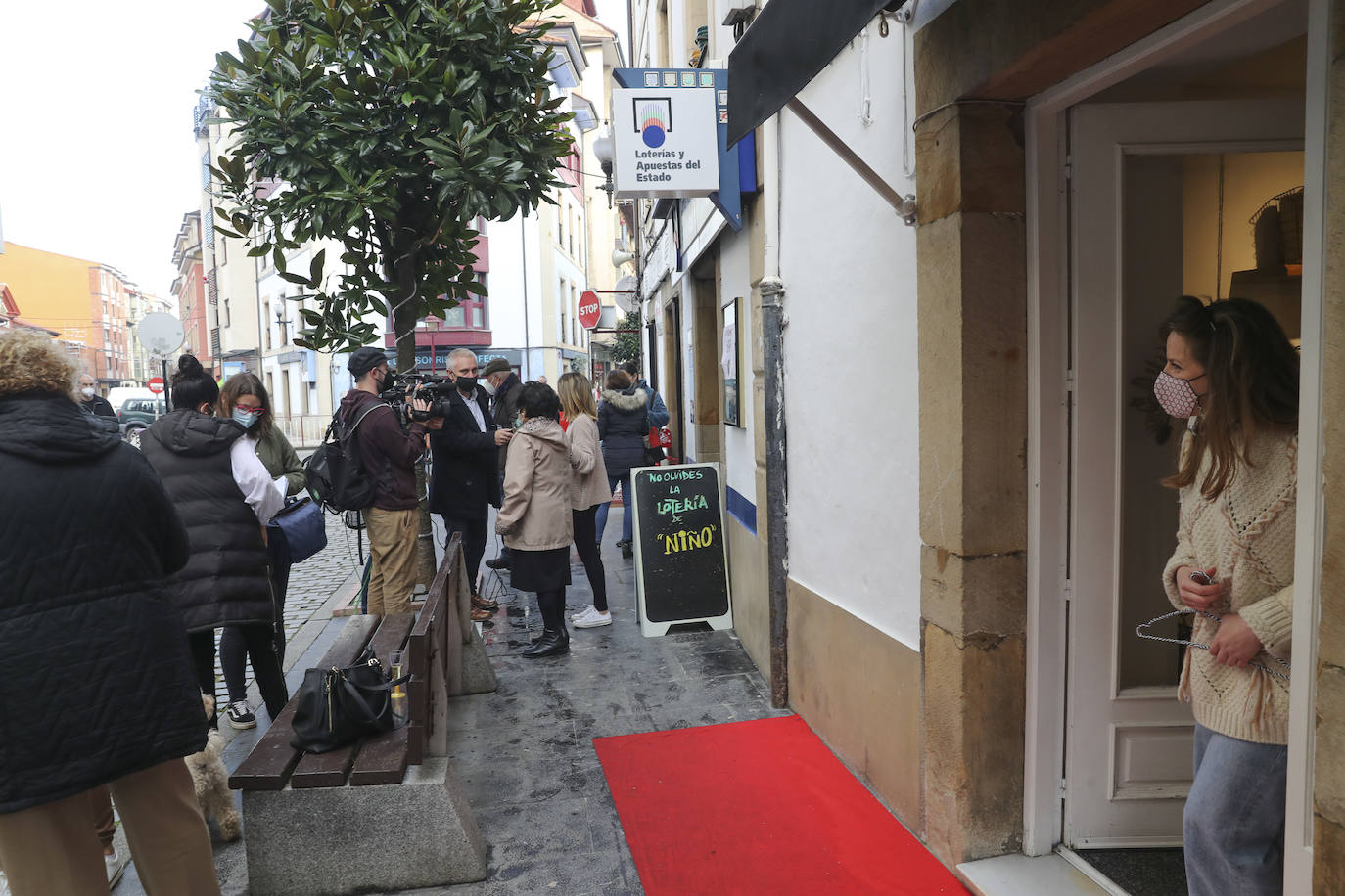 Asturias ha repartido en este Sorteo Extraordinario de la Lotería de Navidad de 2020 un total de 3.362.000 euros. La mayor parte de esta lluvia de millones ha recaído en Villaviciosa, donde 151 décimos del número 75981 (uno de los cuartos premios) han dejado 3.020.000 euros. Por otra parte, 57 boletos de varios quintos premios han repartido 342.000 euros en varios puntos de la región. 