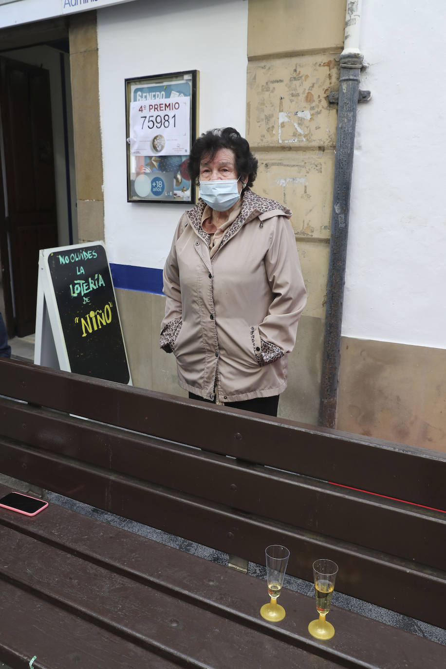 Asturias ha repartido en este Sorteo Extraordinario de la Lotería de Navidad de 2020 un total de 3.362.000 euros. La mayor parte de esta lluvia de millones ha recaído en Villaviciosa, donde 151 décimos del número 75981 (uno de los cuartos premios) han dejado 3.020.000 euros. Por otra parte, 57 boletos de varios quintos premios han repartido 342.000 euros en varios puntos de la región. 