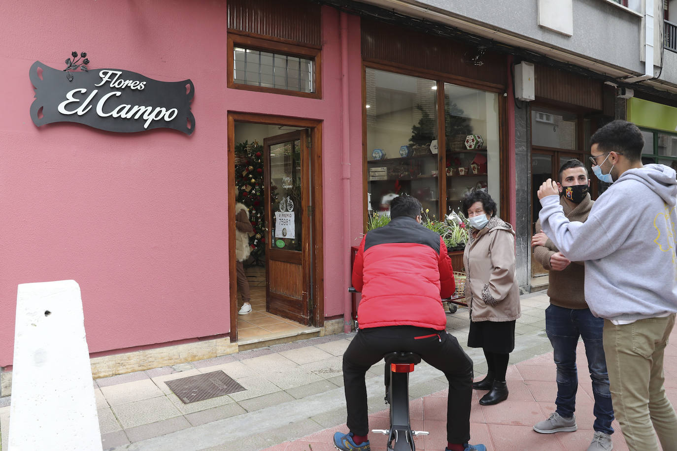 Asturias ha repartido en este Sorteo Extraordinario de la Lotería de Navidad de 2020 un total de 3.362.000 euros. La mayor parte de esta lluvia de millones ha recaído en Villaviciosa, donde 151 décimos del número 75981 (uno de los cuartos premios) han dejado 3.020.000 euros. Por otra parte, 57 boletos de varios quintos premios han repartido 342.000 euros en varios puntos de la región. 