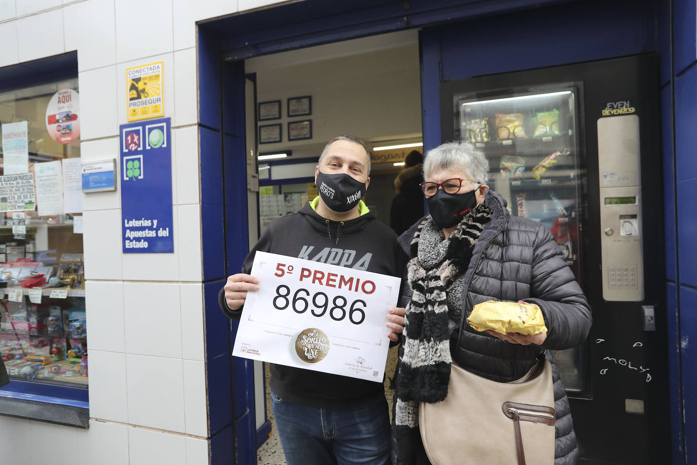 Asturias ha repartido en este Sorteo Extraordinario de la Lotería de Navidad de 2020 un total de 3.362.000 euros. La mayor parte de esta lluvia de millones ha recaído en Villaviciosa, donde 151 décimos del número 75981 (uno de los cuartos premios) han dejado 3.020.000 euros. Por otra parte, 57 boletos de varios quintos premios han repartido 342.000 euros en varios puntos de la región. 