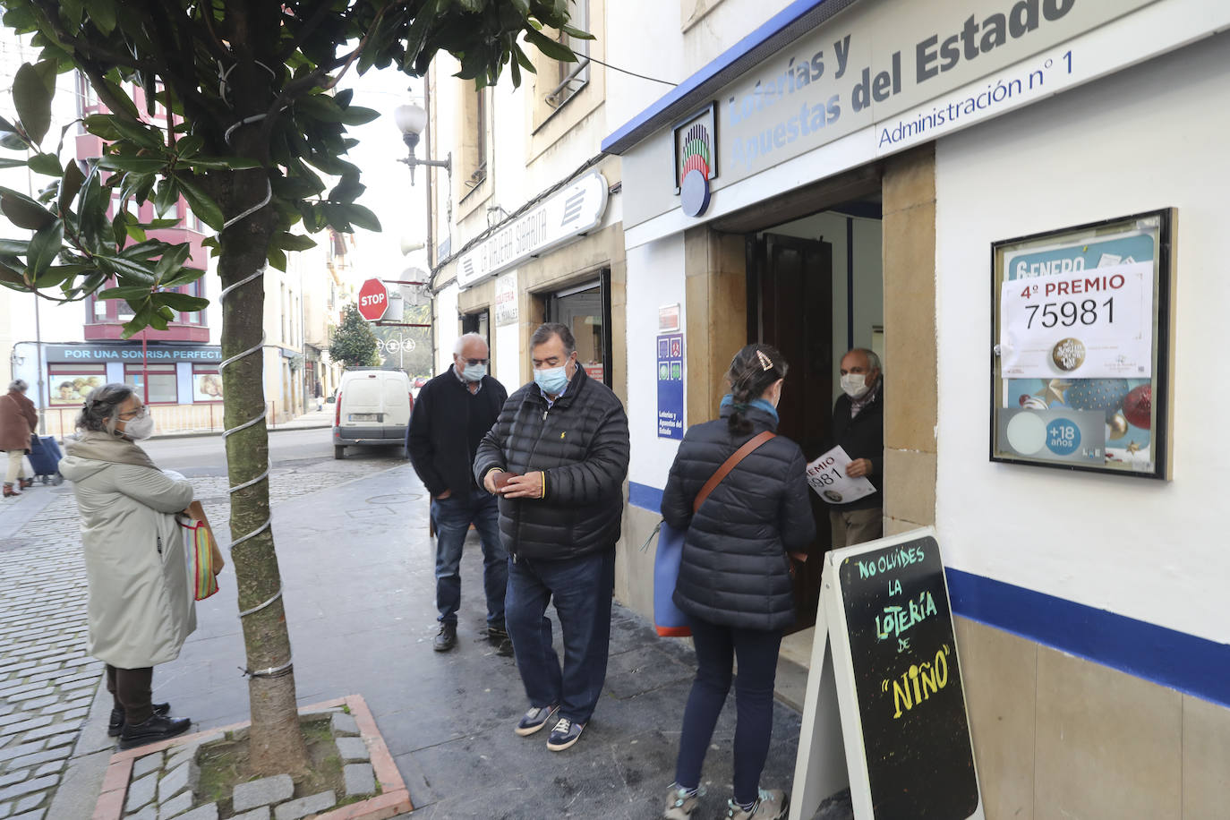 Asturias ha repartido en este Sorteo Extraordinario de la Lotería de Navidad de 2020 un total de 3.362.000 euros. La mayor parte de esta lluvia de millones ha recaído en Villaviciosa, donde 151 décimos del número 75981 (uno de los cuartos premios) han dejado 3.020.000 euros. Por otra parte, 57 boletos de varios quintos premios han repartido 342.000 euros en varios puntos de la región. 