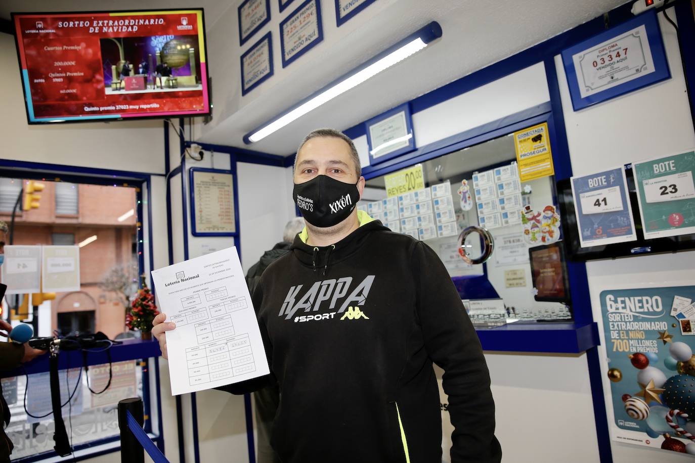 Asturias ha repartido en este Sorteo Extraordinario de la Lotería de Navidad de 2020 un total de 3.362.000 euros. La mayor parte de esta lluvia de millones ha recaído en Villaviciosa, donde 151 décimos del número 75981 (uno de los cuartos premios) han dejado 3.020.000 euros. Por otra parte, 57 boletos de varios quintos premios han repartido 342.000 euros en varios puntos de la región. 