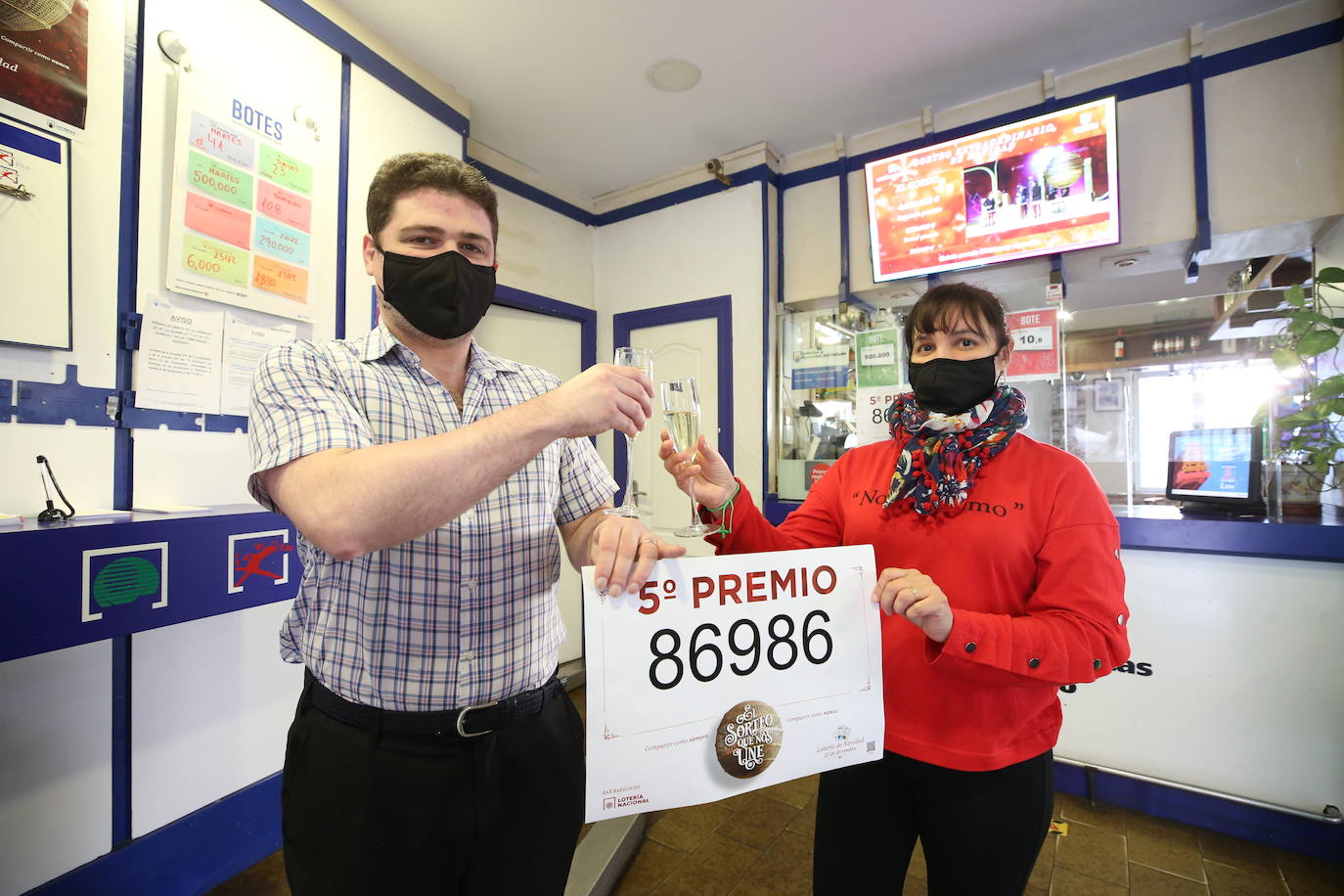 Asturias ha repartido en este Sorteo Extraordinario de la Lotería de Navidad de 2020 un total de 3.362.000 euros. La mayor parte de esta lluvia de millones ha recaído en Villaviciosa, donde 151 décimos del número 75981 (uno de los cuartos premios) han dejado 3.020.000 euros. Por otra parte, 57 boletos de varios quintos premios han repartido 342.000 euros en varios puntos de la región. 