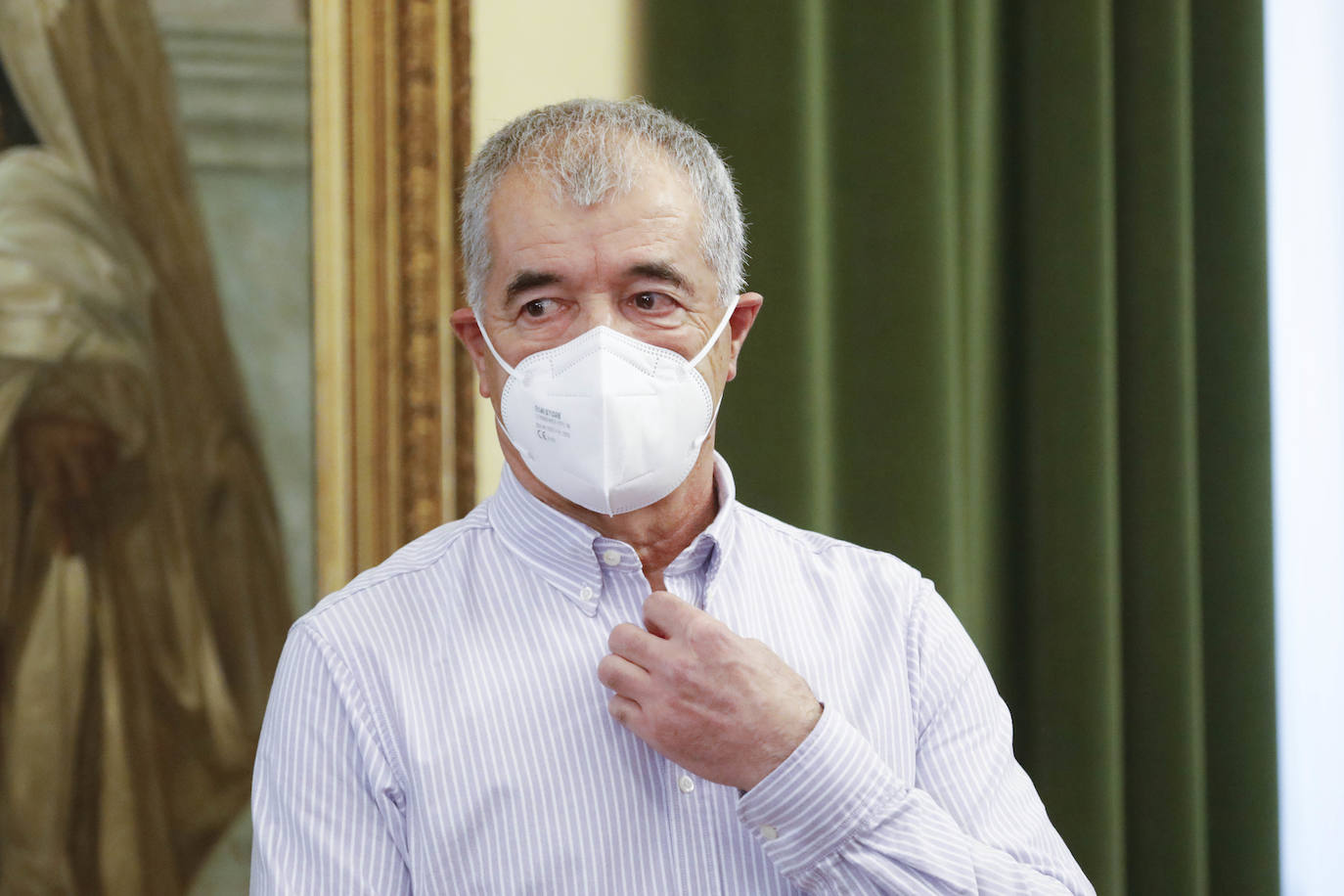 Casi seis meses después de la fecha en la que debería haberse celebrado la gala de entrega en el Teatro Jovellanos, cancelada como todo por la covid, el Pleno aprobó la concesión de los honores y distinciones de la ciudad correspondientes a 2020 en una sesión atípica