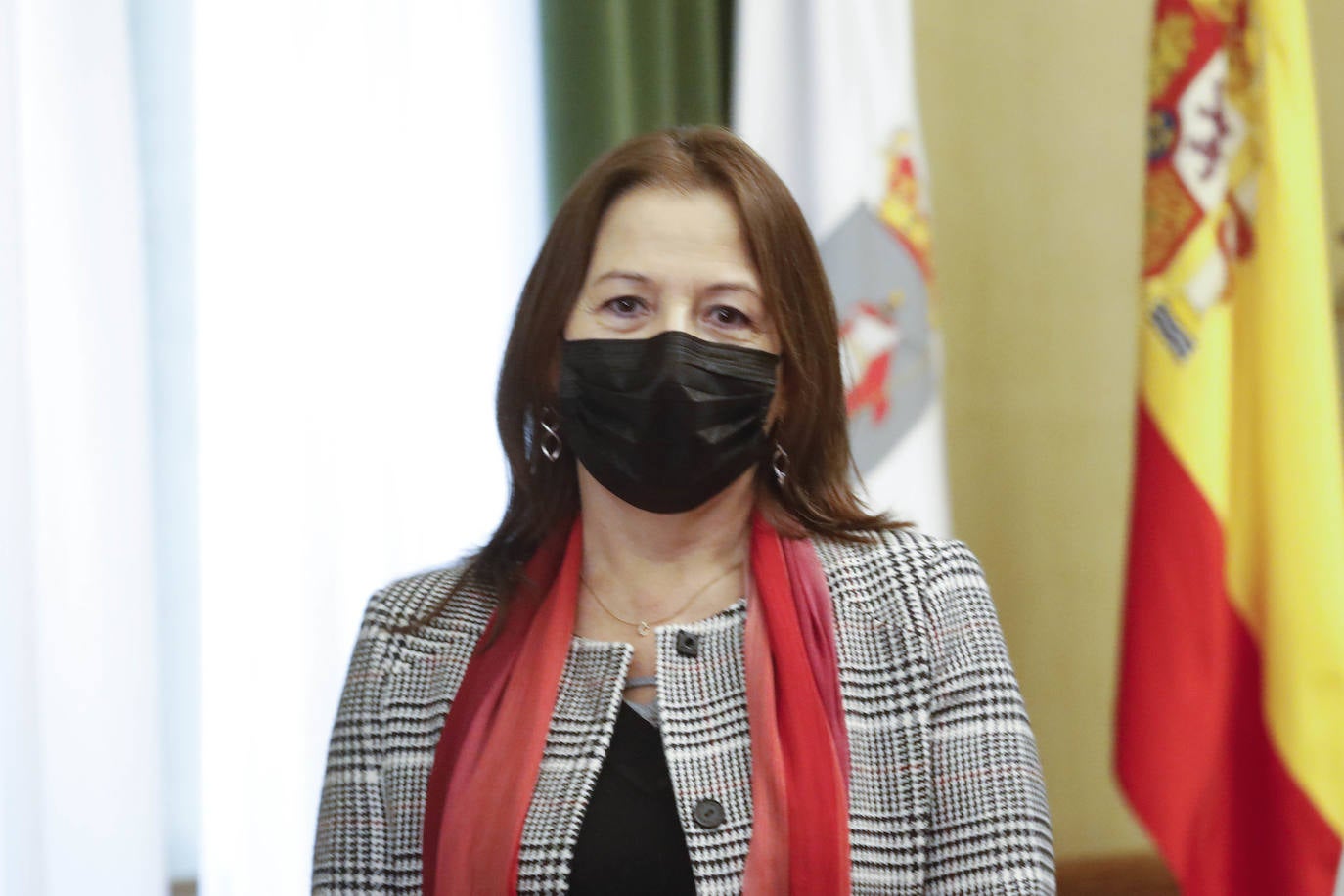 Casi seis meses después de la fecha en la que debería haberse celebrado la gala de entrega en el Teatro Jovellanos, cancelada como todo por la covid, el Pleno aprobó la concesión de los honores y distinciones de la ciudad correspondientes a 2020 en una sesión atípica