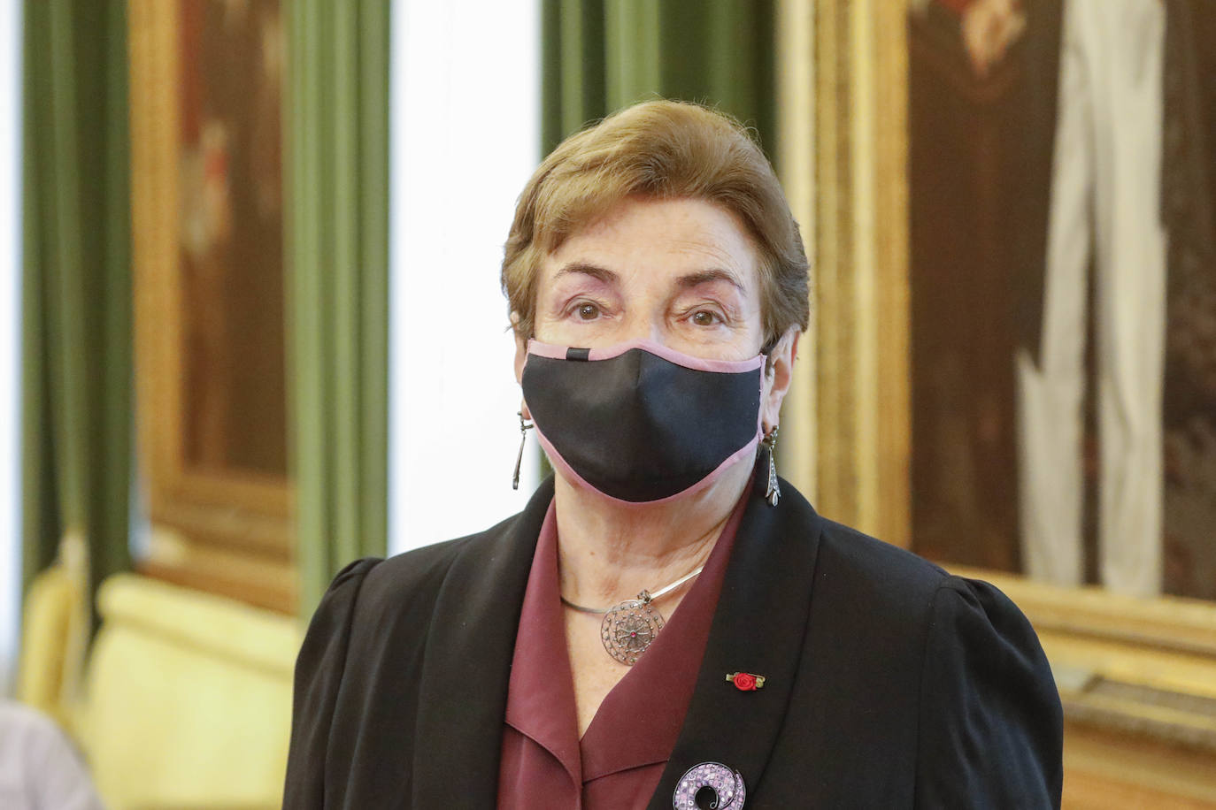 Casi seis meses después de la fecha en la que debería haberse celebrado la gala de entrega en el Teatro Jovellanos, cancelada como todo por la covid, el Pleno aprobó la concesión de los honores y distinciones de la ciudad correspondientes a 2020 en una sesión atípica