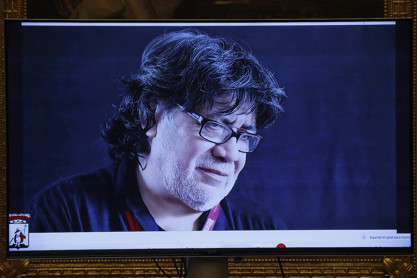 Casi seis meses después de la fecha en la que debería haberse celebrado la gala de entrega en el Teatro Jovellanos, cancelada como todo por la covid, el Pleno aprobó la concesión de los honores y distinciones de la ciudad correspondientes a 2020 en una sesión atípica