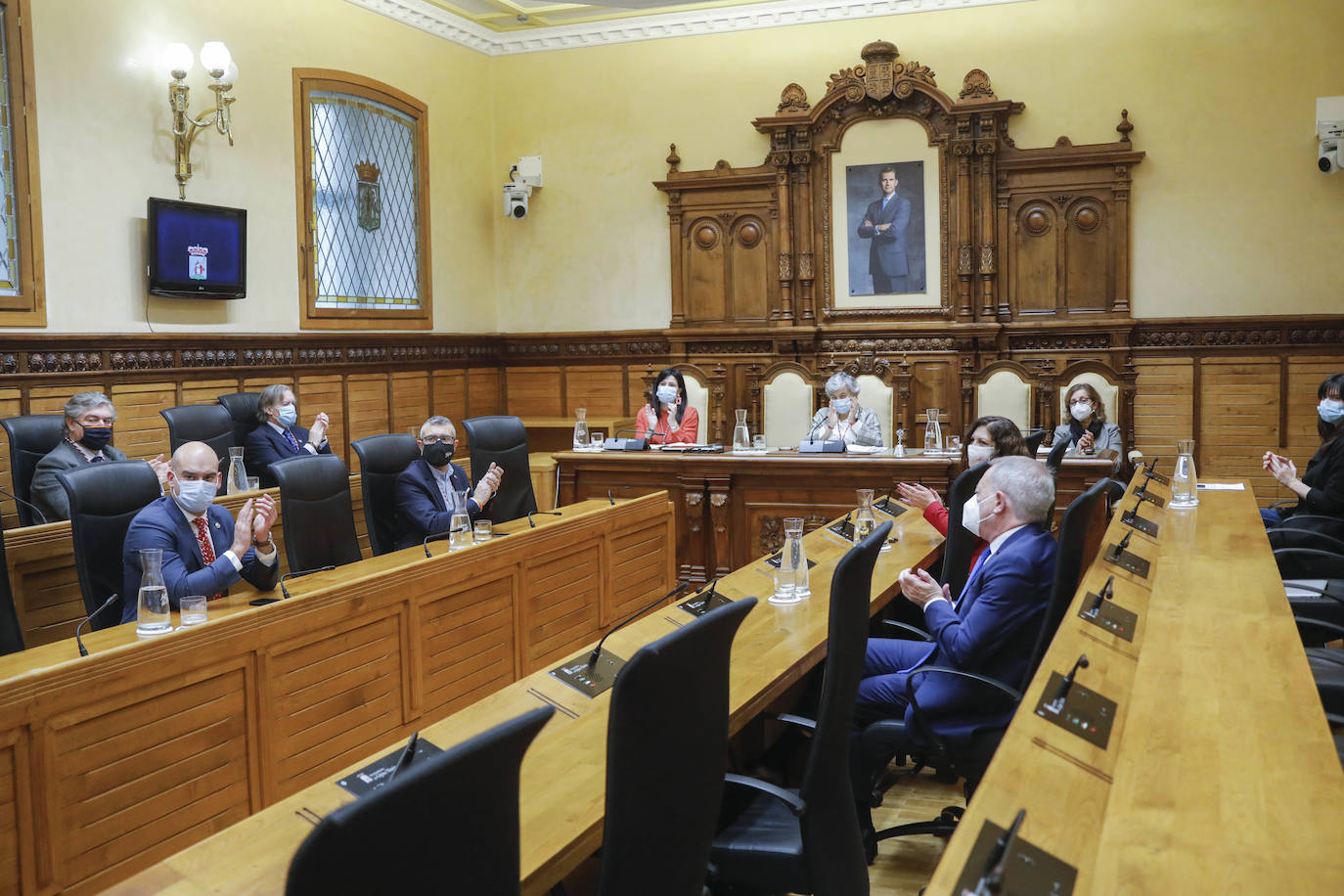 Casi seis meses después de la fecha en la que debería haberse celebrado la gala de entrega en el Teatro Jovellanos, cancelada como todo por la covid, el Pleno aprobó la concesión de los honores y distinciones de la ciudad correspondientes a 2020 en una sesión atípica