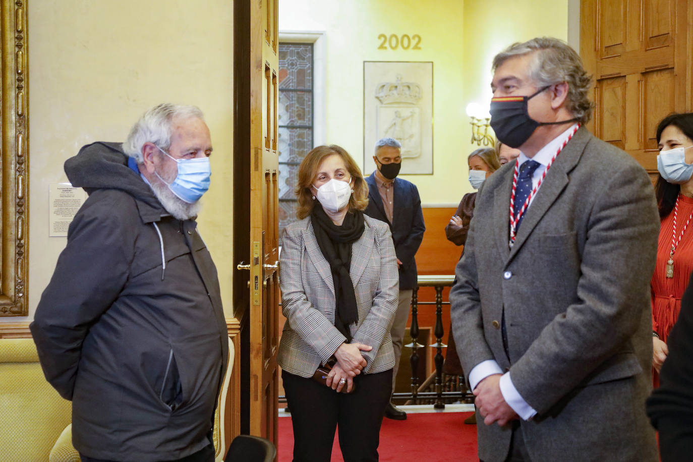 Casi seis meses después de la fecha en la que debería haberse celebrado la gala de entrega en el Teatro Jovellanos, cancelada como todo por la covid, el Pleno aprobó la concesión de los honores y distinciones de la ciudad correspondientes a 2020 en una sesión atípica