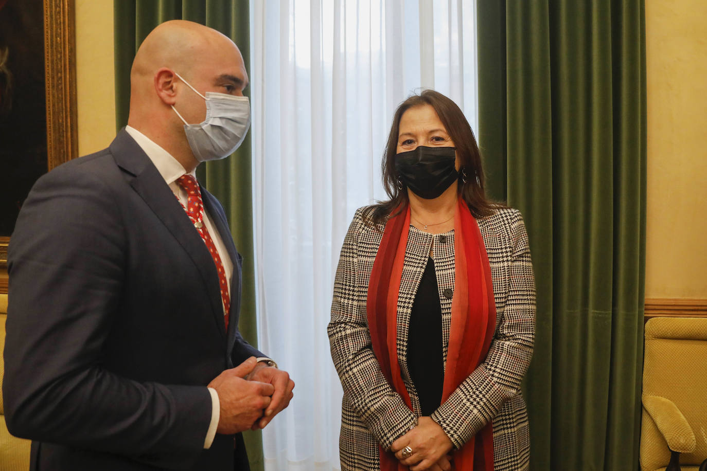 Casi seis meses después de la fecha en la que debería haberse celebrado la gala de entrega en el Teatro Jovellanos, cancelada como todo por la covid, el Pleno aprobó la concesión de los honores y distinciones de la ciudad correspondientes a 2020 en una sesión atípica