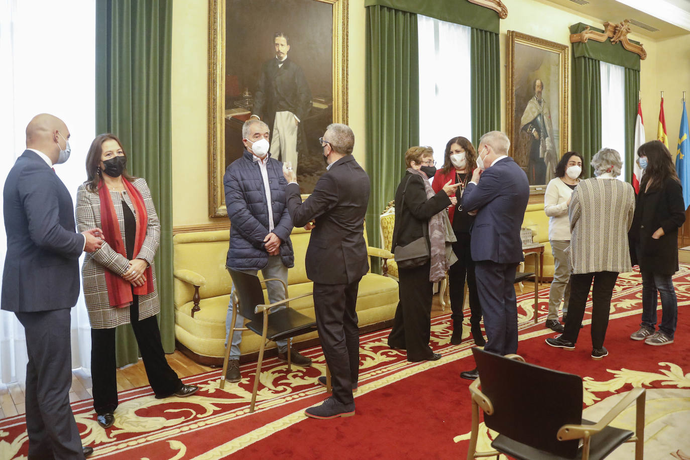 Casi seis meses después de la fecha en la que debería haberse celebrado la gala de entrega en el Teatro Jovellanos, cancelada como todo por la covid, el Pleno aprobó la concesión de los honores y distinciones de la ciudad correspondientes a 2020 en una sesión atípica