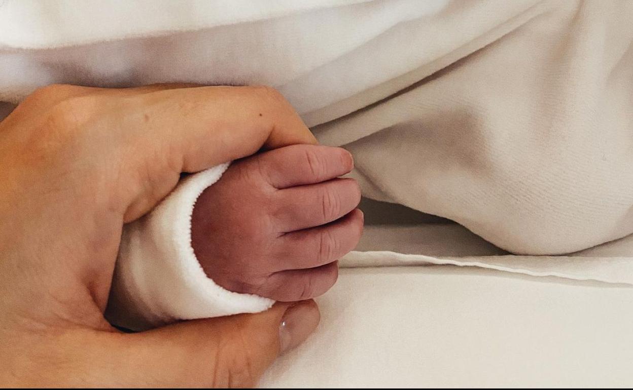 Ana Boyer ha compartido la primera foto de su segundo hijo. 