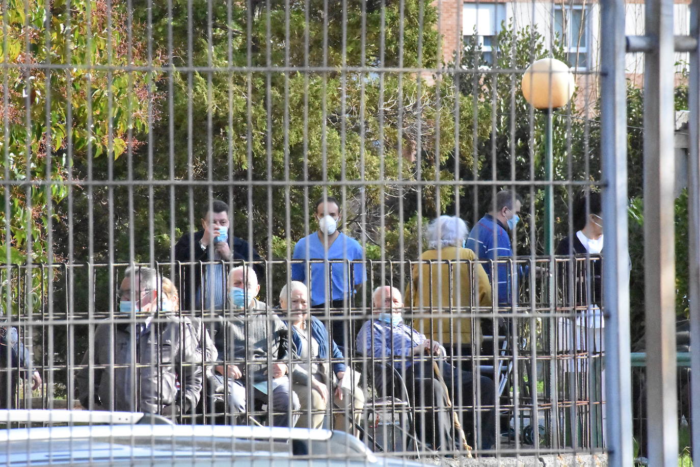 Son sus vecinos. Frente a frente instituto y residencia. Tan juntos pero a tanta distancia. Y en una situación tan especial y tan dura como esta pandemia. Por eso los estudiantes del IES Montevil de Gijón decidieron salir este miércoles delante del instituto para transmitirles ánimos y desearles unas felices fiestas a los mayores de la Residencia Mixta que cada día les ven entrar y salir con sus mochilas. Con bailes, con pancartas y con saludos les hicieron ver que no están solos y que los abuelos son muy especiales. «En enero, volveremos a hacer ruido en el recreo», les han dicho.