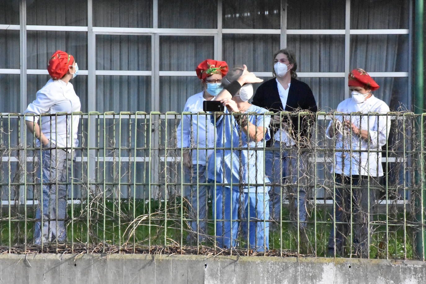 Son sus vecinos. Frente a frente instituto y residencia. Tan juntos pero a tanta distancia. Y en una situación tan especial y tan dura como esta pandemia. Por eso los estudiantes del IES Montevil de Gijón decidieron salir este miércoles delante del instituto para transmitirles ánimos y desearles unas felices fiestas a los mayores de la Residencia Mixta que cada día les ven entrar y salir con sus mochilas. Con bailes, con pancartas y con saludos les hicieron ver que no están solos y que los abuelos son muy especiales. «En enero, volveremos a hacer ruido en el recreo», les han dicho.