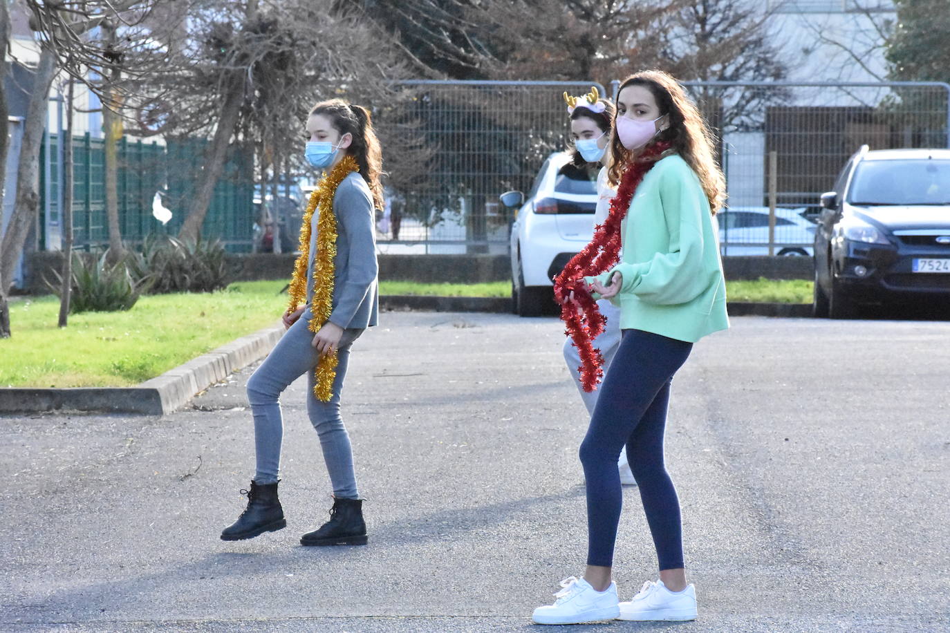 Son sus vecinos. Frente a frente instituto y residencia. Tan juntos pero a tanta distancia. Y en una situación tan especial y tan dura como esta pandemia. Por eso los estudiantes del IES Montevil de Gijón decidieron salir este miércoles delante del instituto para transmitirles ánimos y desearles unas felices fiestas a los mayores que cada día les ven entrar y salir con sus mochilas. Con bailes, con pancartas y con saludos les hicieron ver que no están solos y que los abuelos son muy especiales.