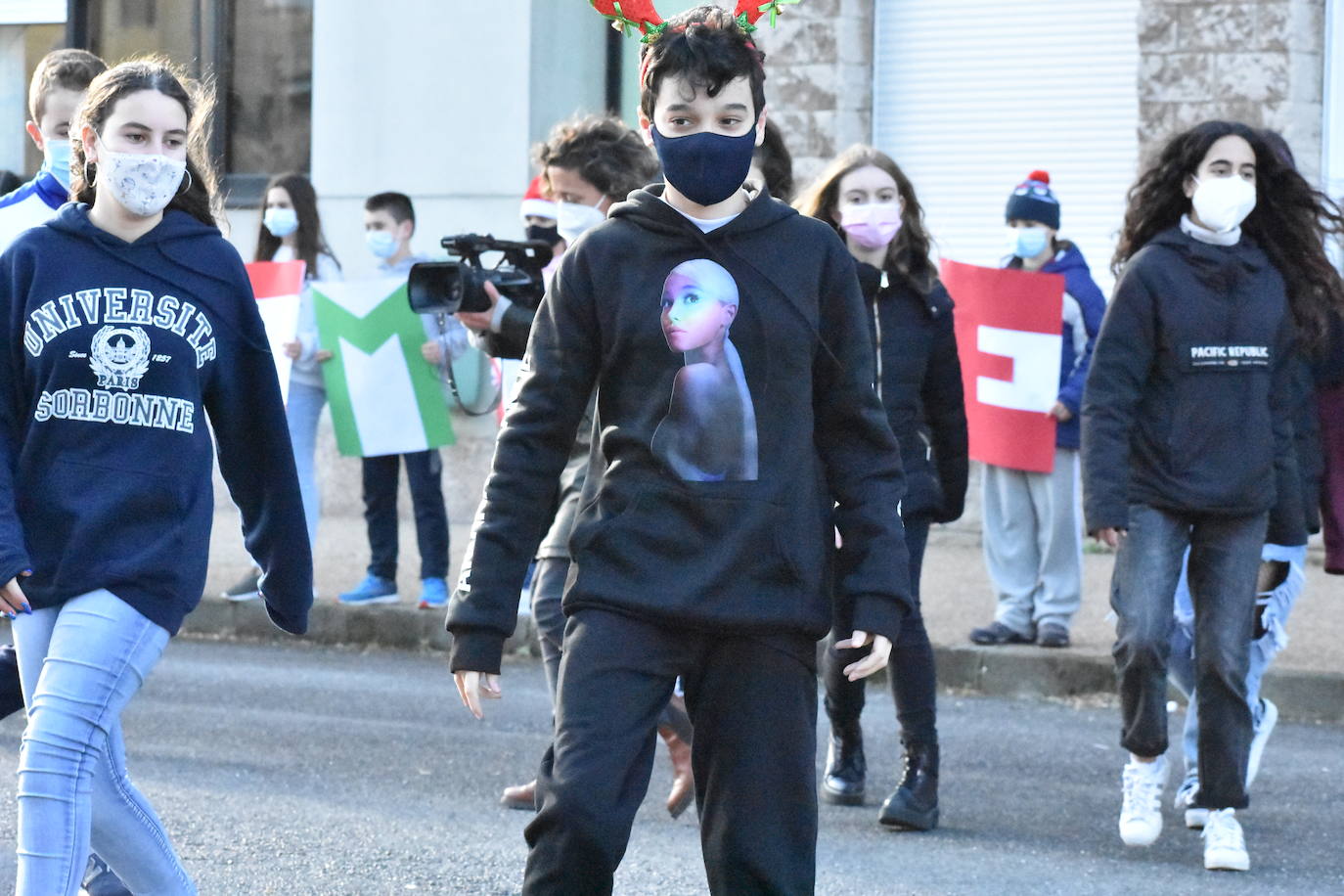 Son sus vecinos. Frente a frente instituto y residencia. Tan juntos pero a tanta distancia. Y en una situación tan especial y tan dura como esta pandemia. Por eso los estudiantes del IES Montevil de Gijón decidieron salir este miércoles delante del instituto para transmitirles ánimos y desearles unas felices fiestas a los mayores que cada día les ven entrar y salir con sus mochilas. Con bailes, con pancartas y con saludos les hicieron ver que no están solos y que los abuelos son muy especiales.