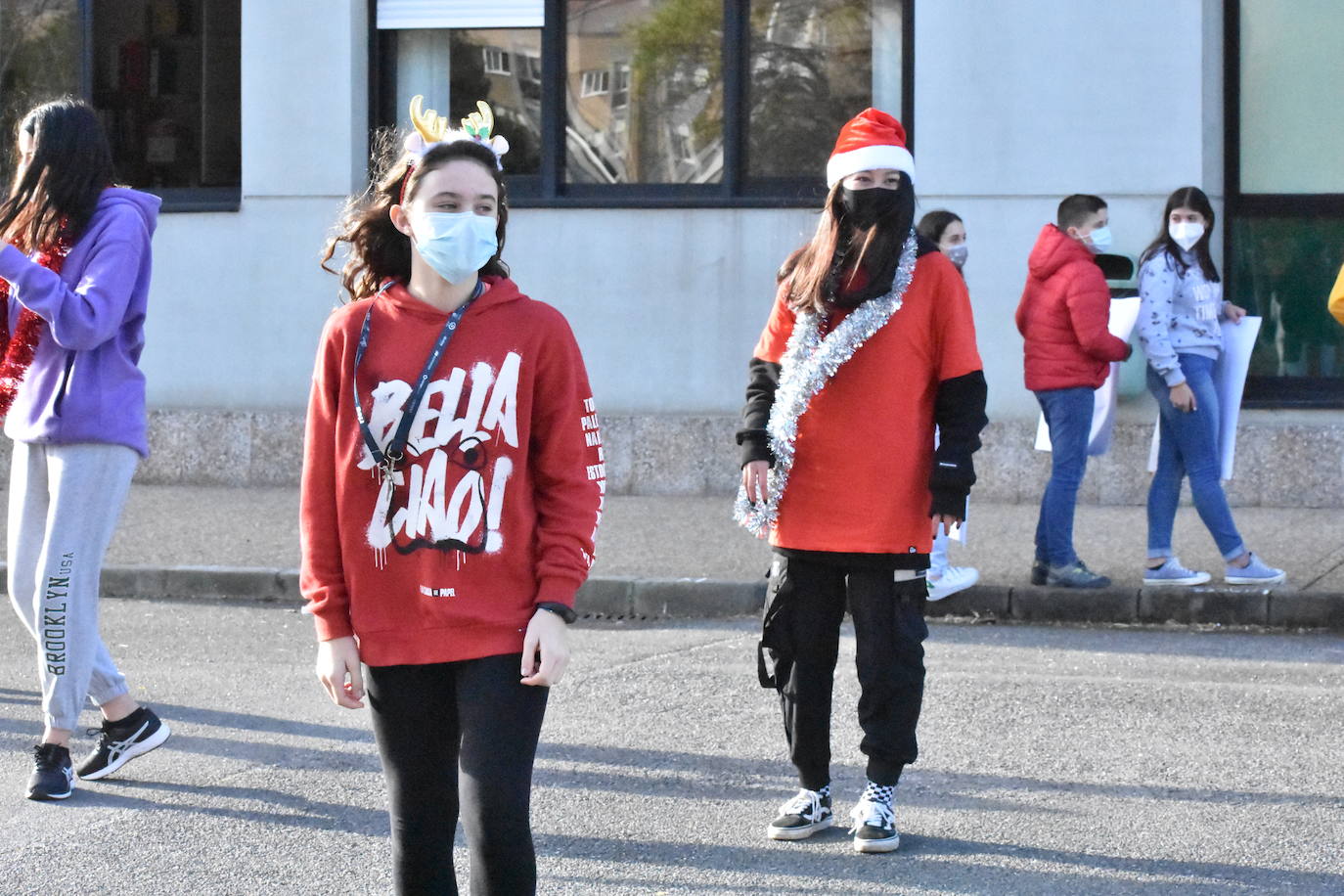 Son sus vecinos. Frente a frente instituto y residencia. Tan juntos pero a tanta distancia. Y en una situación tan especial y tan dura como esta pandemia. Por eso los estudiantes del IES Montevil de Gijón decidieron salir este miércoles delante del instituto para transmitirles ánimos y desearles unas felices fiestas a los mayores que cada día les ven entrar y salir con sus mochilas. Con bailes, con pancartas y con saludos les hicieron ver que no están solos y que los abuelos son muy especiales.