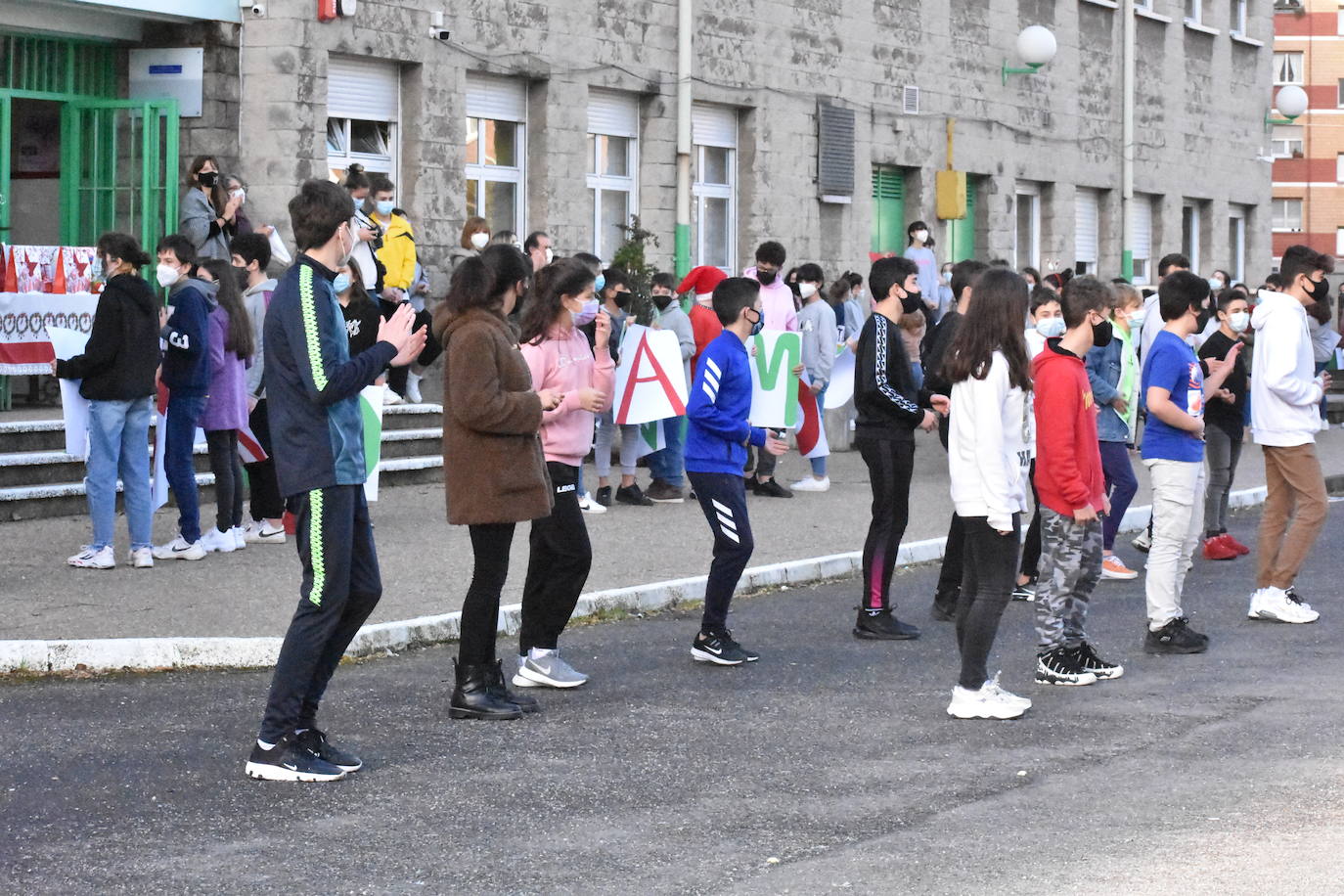 Son sus vecinos. Frente a frente instituto y residencia. Tan juntos pero a tanta distancia. Y en una situación tan especial y tan dura como esta pandemia. Por eso los estudiantes del IES Montevil de Gijón decidieron salir este miércoles delante del instituto para transmitirles ánimos y desearles unas felices fiestas a los mayores que cada día les ven entrar y salir con sus mochilas. Con bailes, con pancartas y con saludos les hicieron ver que no están solos y que los abuelos son muy especiales.