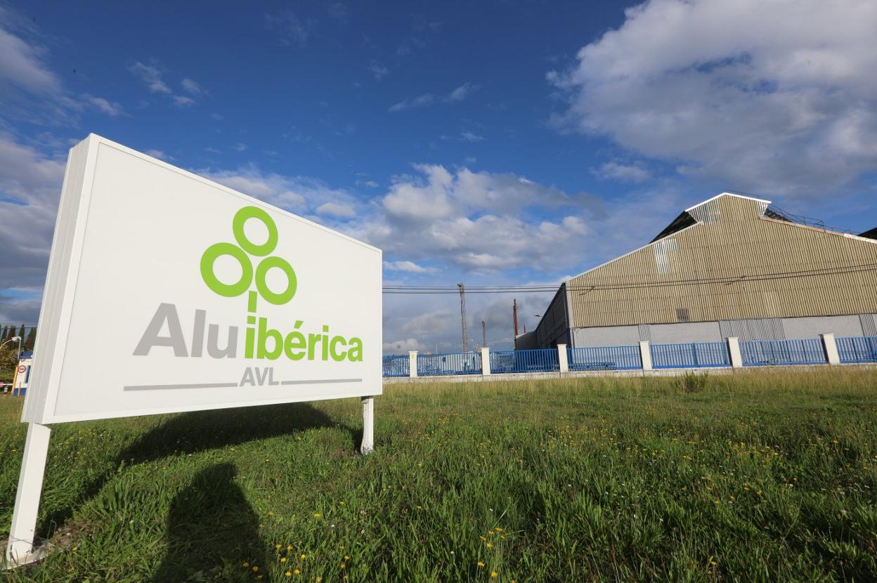 Factoría de Alcoa en Avilés, ahora con la rotulación de Alu Ibérica. 