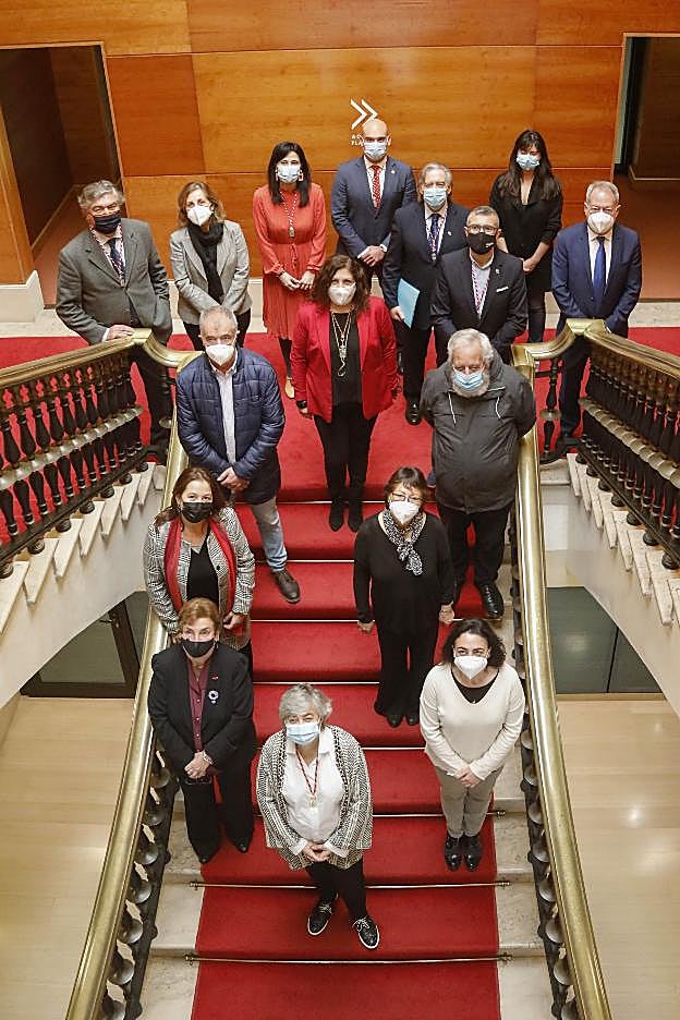Foto de familia posterior al Pleno. Detrás de la alcaldesa, Carmen Veiga (viuda de Prendes Quirós) y Aranzazu Martínez (Una Ciudad para Todos); Carmen de la Rosa (Adansi) y Carmen Yáñez (viuda de Luis Sepúlveda); José Manuel Entrerríos (padre de Raúl Entrerríos) y José Antonio Rodríguez Canal; y al fondo, Eladio de la Concha, Belén Grana, Inmaculada Fernández Gancedo, Marina Pineda, Jesús Martínez Salvador, Alberto López-Asenjo, José Carlos Fernández Sarasola, Laura Tuero y Aurelio Martín. 