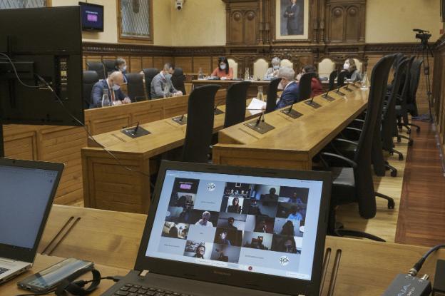 Sesión plenaria en la que se votó la salida del Botánico de Divertia. 