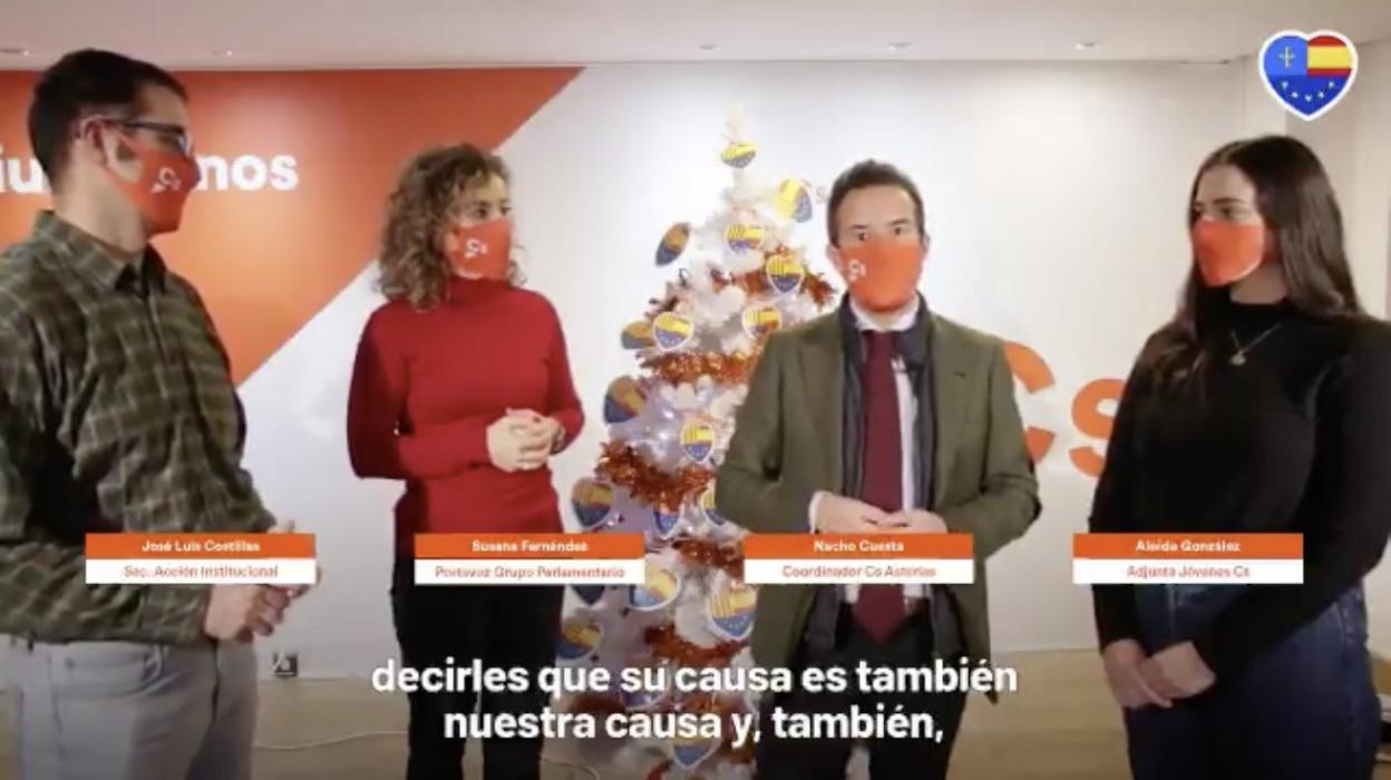 José Luis Costillas, Susana Fernández y Nacho Cuesta, con el árbol. 