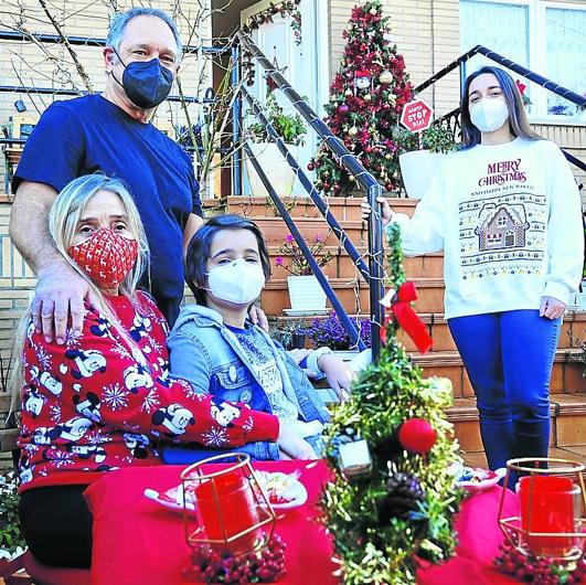 Ana Isora González de Lena, ya en su casa de Arriondas, con sus padres, Ana Isabel y Luis, y su hermano JoséMaría. 