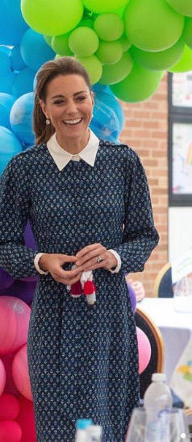 La duquesa de Cambridge nos ha seguido sorprendiendo este 2020 con mucha moda española, pero también con numerosos looks que siguen recordándonos a los que lució en su día Diana de Gales. Uno de ellos este elegante vestido con diseño camisero y de la firma Beulah que incluía diseño de seda y estampado floral.