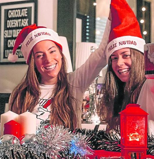 Las hermanas Raquel y Melanie Da Costa, en su decorada casa. 