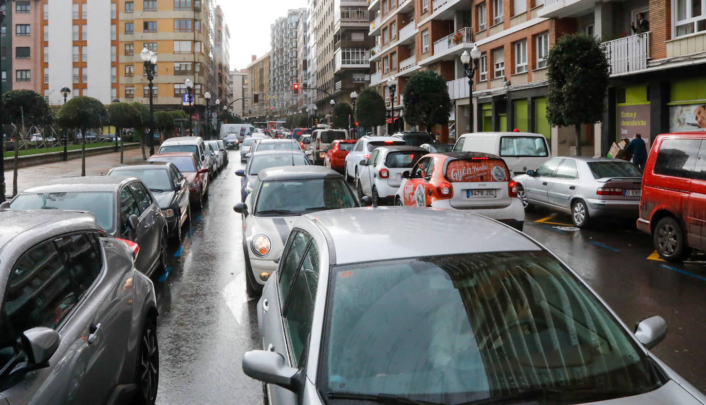 Las restricciones a la hostelería, las lluvias intermitentes y el frío han marcado la mañana de Nochebuena. El tradicional brindis de Nochebuena, ya mermado por las restricciones impuestas por el Principado al servicio hostelero, apenas ha congregado a gente en los bares. Además, se han producido importantes atascos en las vías de acceso al centro de la ciudad.