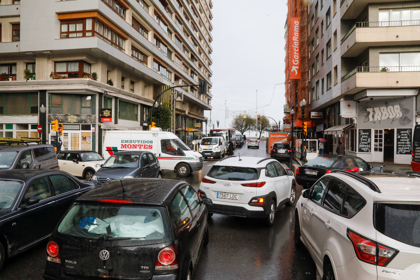 Las restricciones a la hostelería, las lluvias intermitentes y el frío han marcado la mañana de Nochebuena. El tradicional brindis de Nochebuena, ya mermado por las restricciones impuestas por el Principado al servicio hostelero, apenas ha congregado a gente en los bares. Además, se han producido importantes atascos en las vías de acceso al centro de la ciudad.