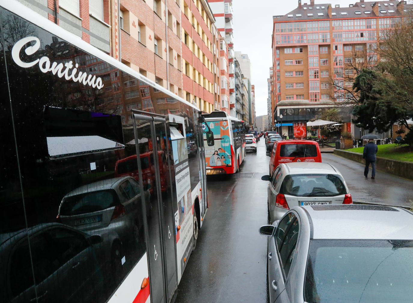 Las restricciones a la hostelería, las lluvias intermitentes y el frío han marcado la mañana de Nochebuena. El tradicional brindis de Nochebuena, ya mermado por las restricciones impuestas por el Principado al servicio hostelero, apenas ha congregado a gente en los bares. Además, se han producido importantes atascos en las vías de acceso al centro de la ciudad.