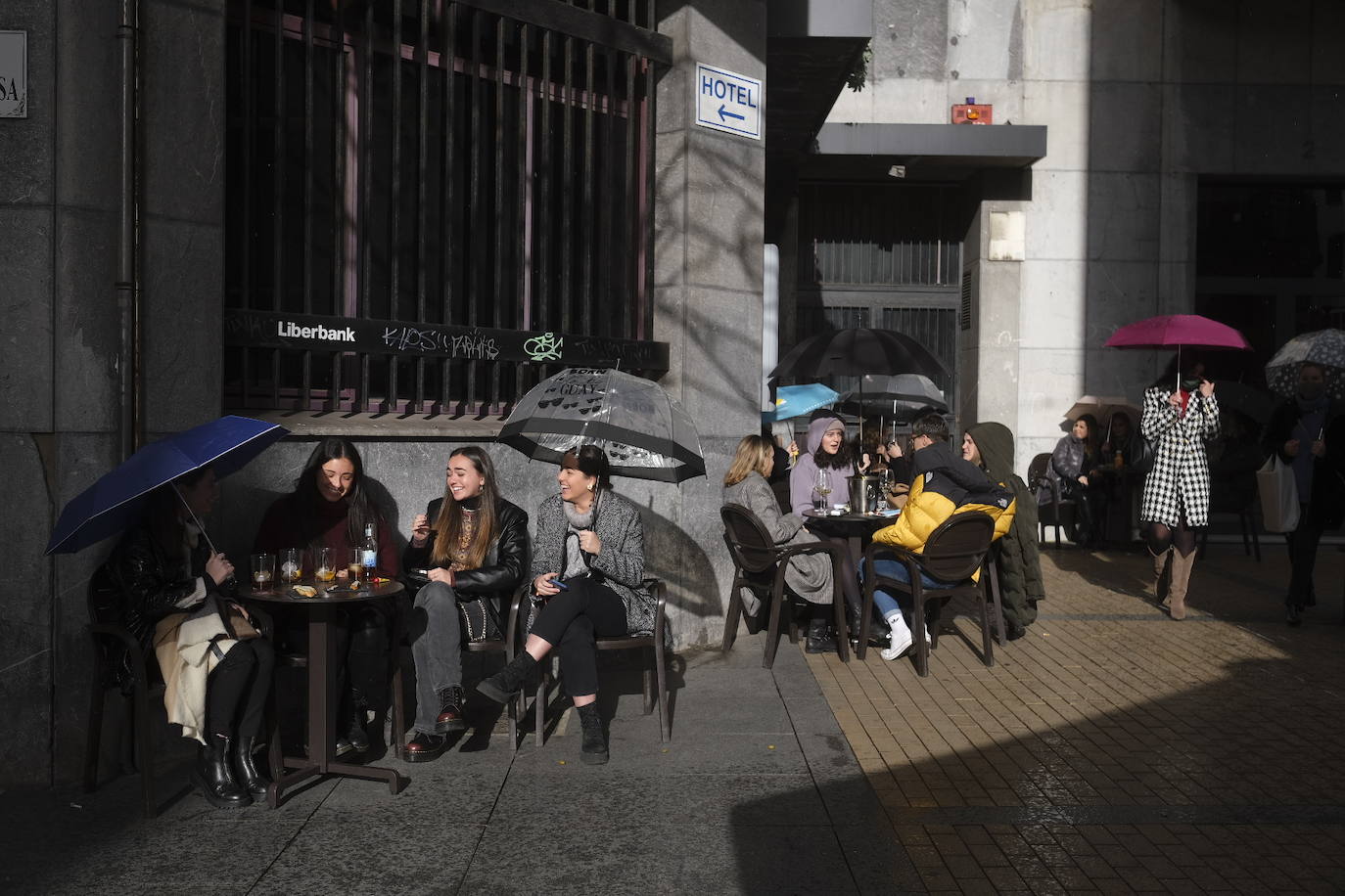 Las restricciones a la hostelería, las lluvias intermitentes y el frío han marcado la mañana de Nochebuena. El tradicional brindis de Nochebuena, ya mermado por las restricciones impuestas por el Principado al servicio hostelero, apenas ha congregado a gente en los bares. Además, se han producido importantes atascos en las vías de acceso al centro de la ciudad.