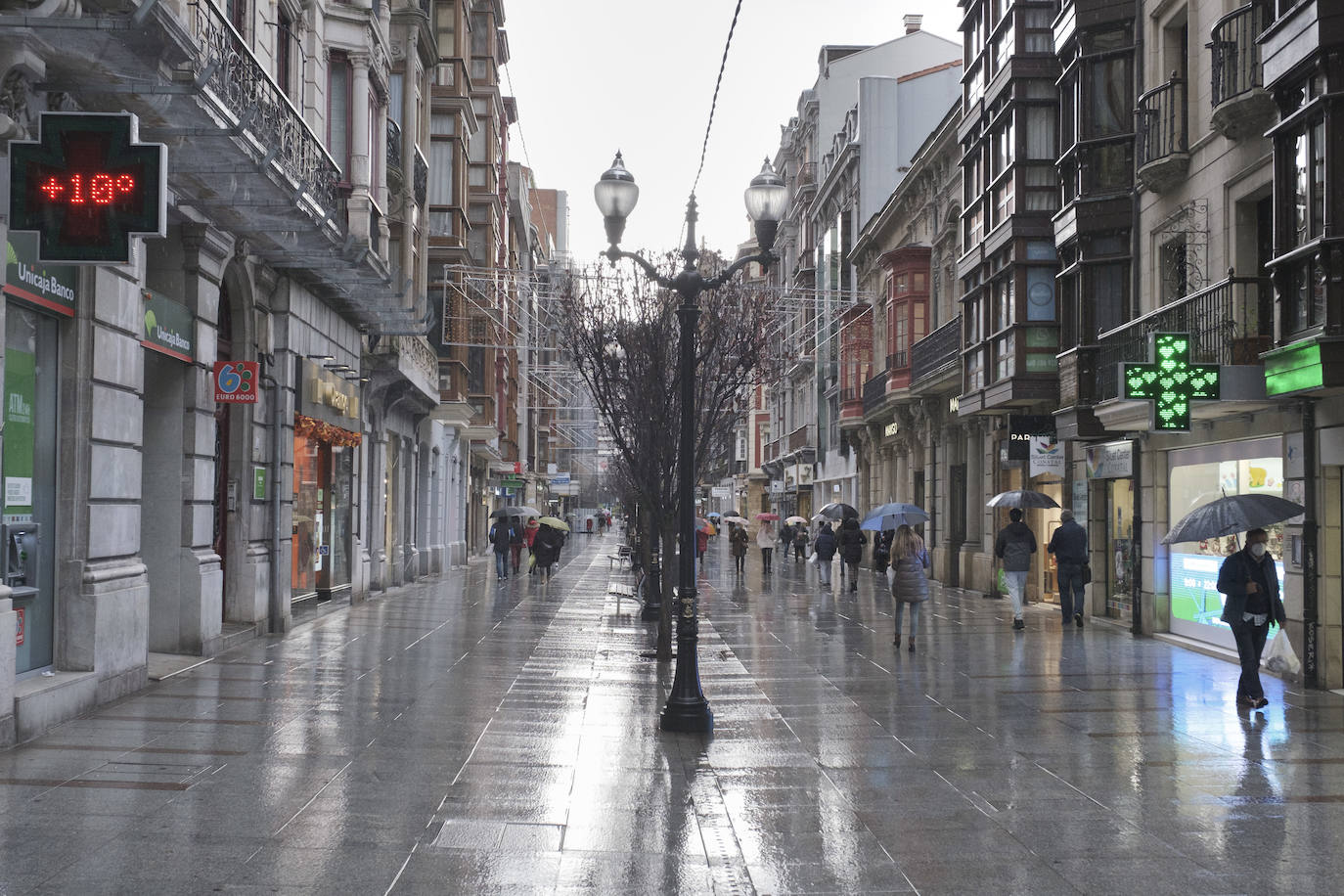 Las restricciones a la hostelería, las lluvias intermitentes y el frío han marcado la mañana de Nochebuena. El tradicional brindis de Nochebuena, ya mermado por las restricciones impuestas por el Principado al servicio hostelero, apenas ha congregado a gente en los bares. Además, se han producido importantes atascos en las vías de acceso al centro de la ciudad.