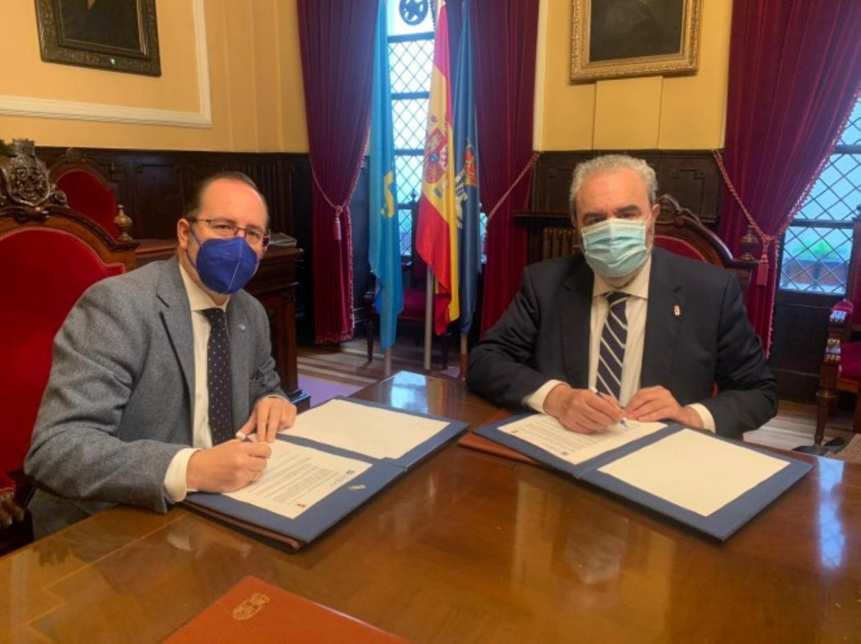 El concejal Mario Arias y el vicepresidente azul, Manuel Paredes, firman el nuevo acuerdo. 