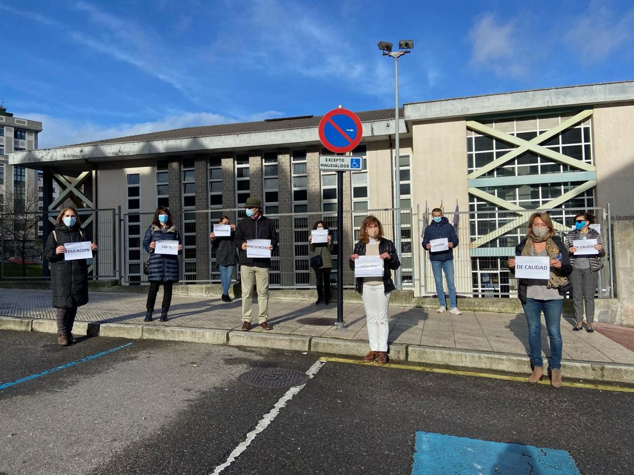 Nueve padres reivindican la presencialidad total en el IES La Ería de Oviedo. 