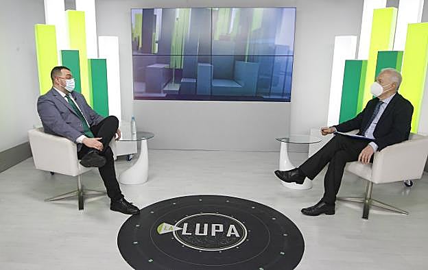 El presidente del Principado, Adrián Barbón, responde a una de las preguntas durante la entrevista en La Lupa, programa de Canal 10 que conduce Juan Neira. 