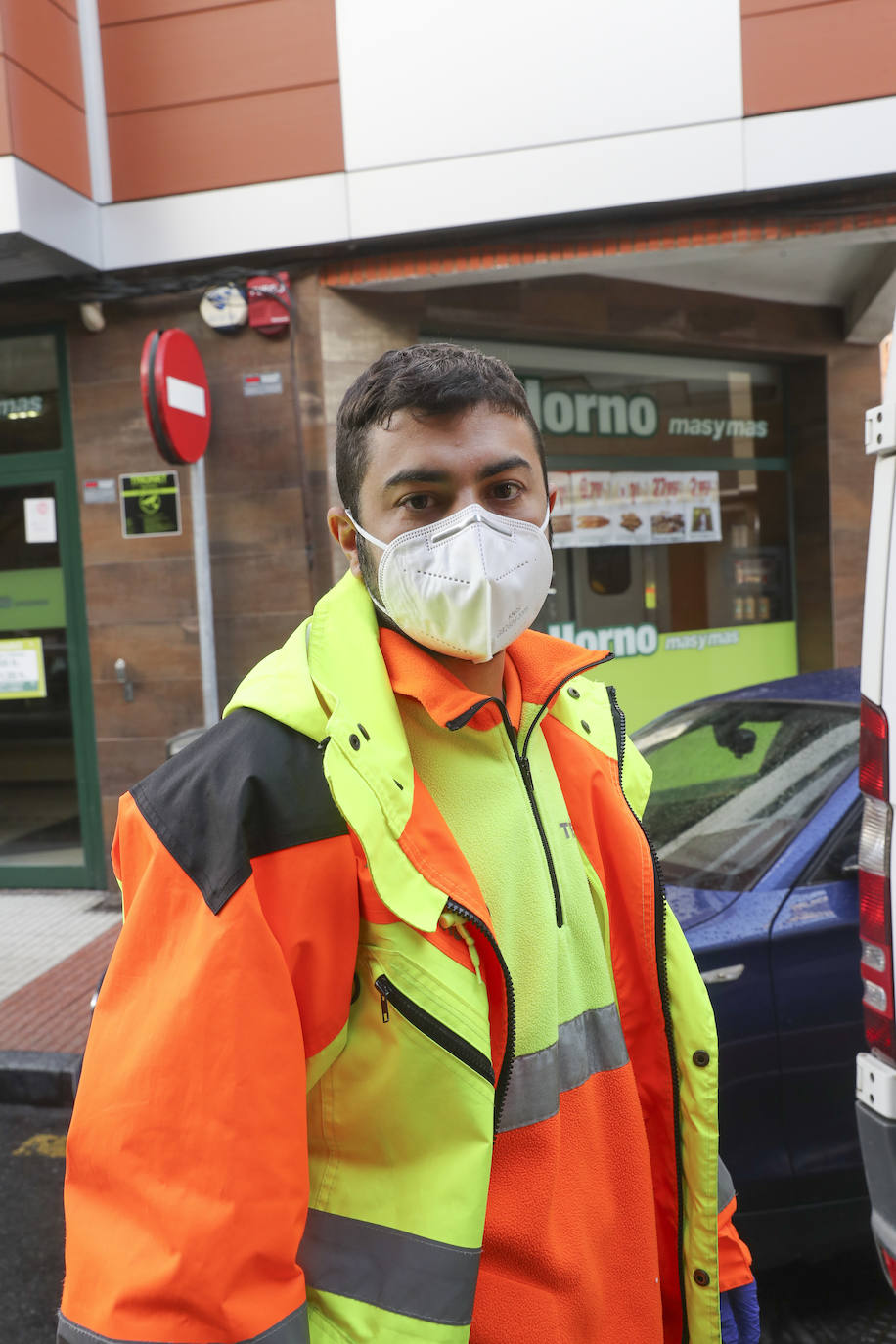 EL COMERCIO acompaña a dos técnicos de ambulancias de Transinsa en el Centro de Salud el Parque-Somió en Gijón que les toca trabajar el día de Navidad