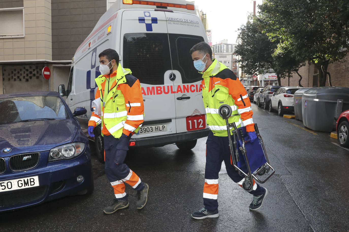 EL COMERCIO acompaña a dos técnicos de ambulancias de Transinsa en el Centro de Salud el Parque-Somió en Gijón que les toca trabajar el día de Navidad
