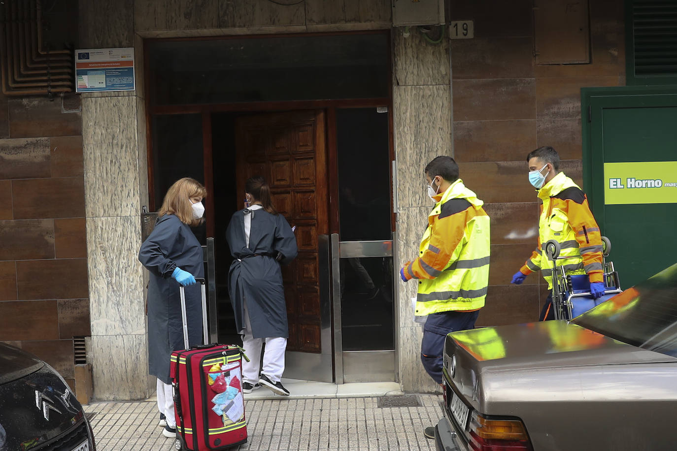EL COMERCIO acompaña a dos técnicos de ambulancias de Transinsa en el Centro de Salud el Parque-Somió en Gijón que les toca trabajar el día de Navidad