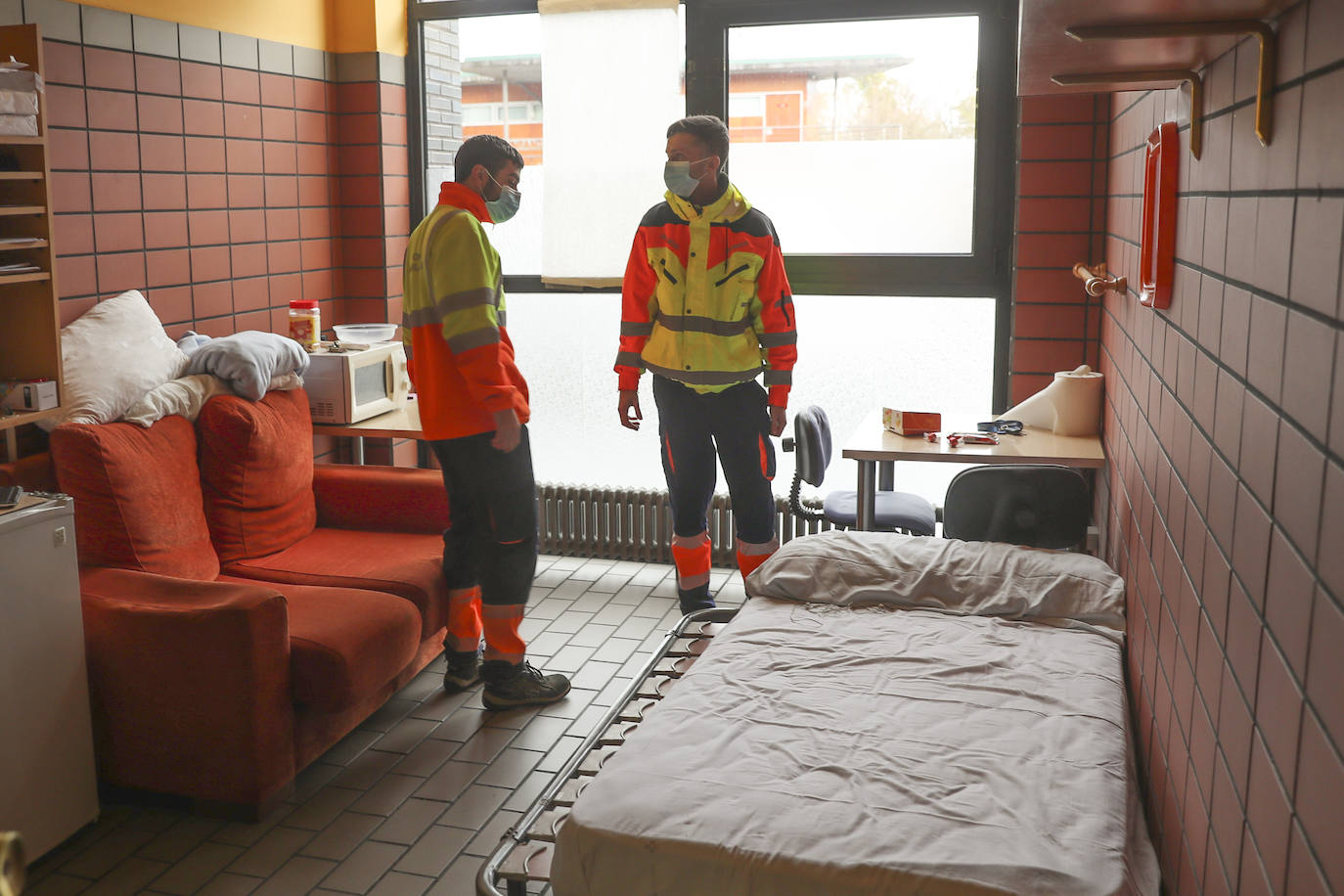 EL COMERCIO acompaña a dos técnicos de ambulancias de Transinsa en el Centro de Salud el Parque-Somió en Gijón que les toca trabajar el día de Navidad